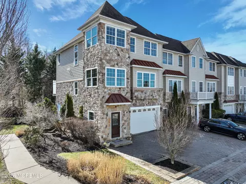 12 White Oak Ln #112, Aberdeen, NJ 07747