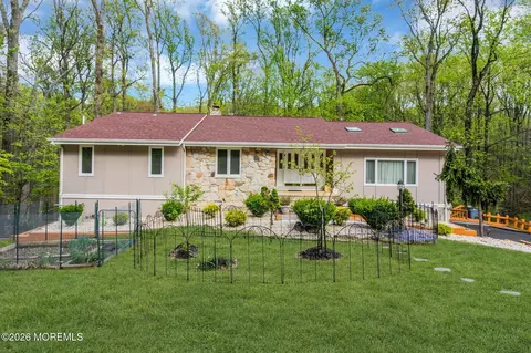30 Mount Dr, Holmdel, NJ 07733