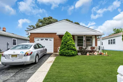 4 Brisbane Ct, Toms River, NJ 08757