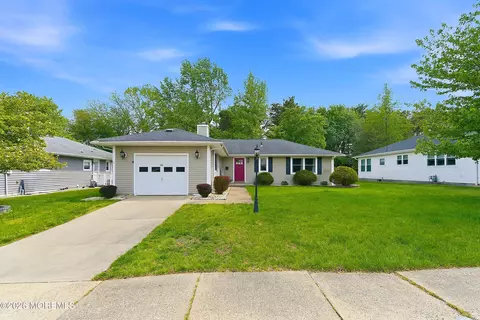 94 Guadeloupe Dr, Toms River, NJ 08757