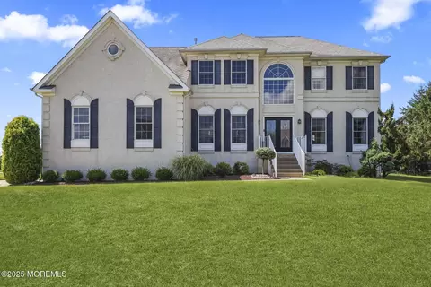 20 Courtney Ct, Freehold, NJ 07728
