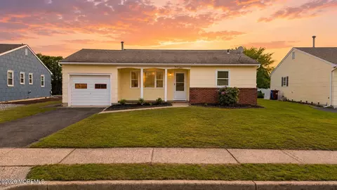 27 Norfolk Dr, Toms River, NJ 08757