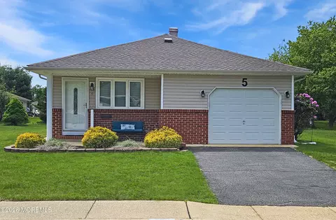 5 Martinique Dr, Toms River, NJ 08757
