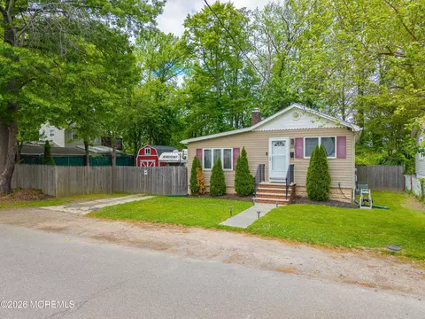 260 Greenwood Dr, Keyport, NJ 07735