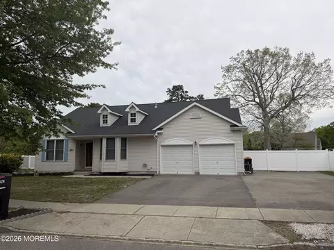 12 N Olympia Dr, Waretown, NJ 08758