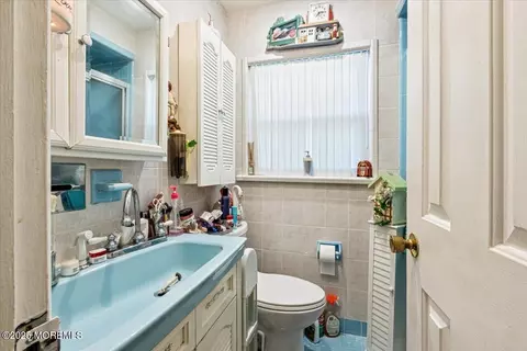 Bath - 8 Hawaii Rd, Jackson, NJ 08527 photo 2 of 3
