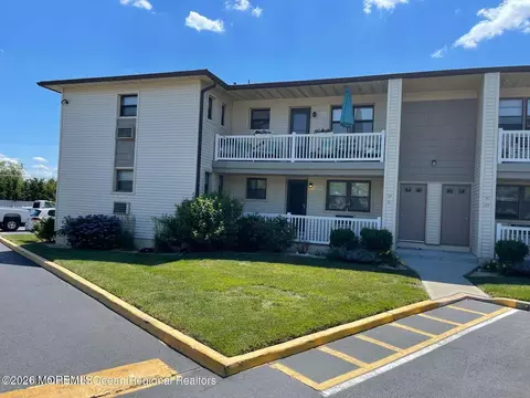 31 Wharfside Dr, Monmouth Beach, NJ 07750