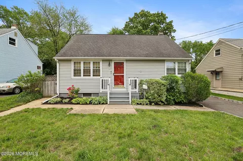 8 Parkway Pl, Parlin, NJ 08859