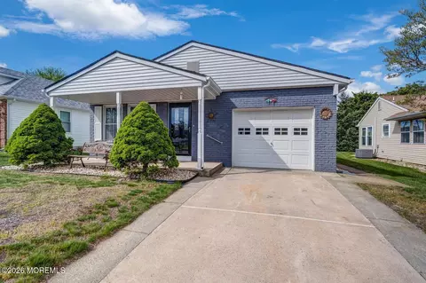 49 Trent Dr, Toms River, NJ 08757