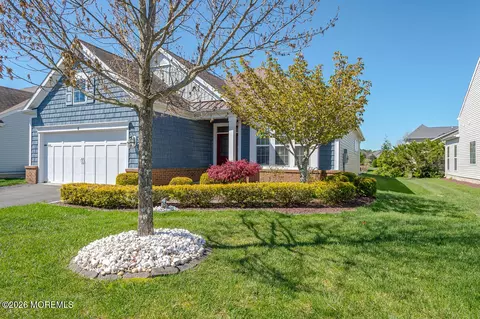 8 E Dartford Dr, Farmingdale, NJ 07727
