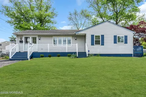209 Ridge Ave, Belford, NJ 07718
