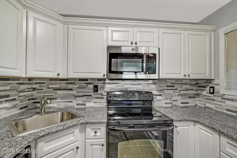 87 Arrowood Rd #E, Manalapan, NJ 07726