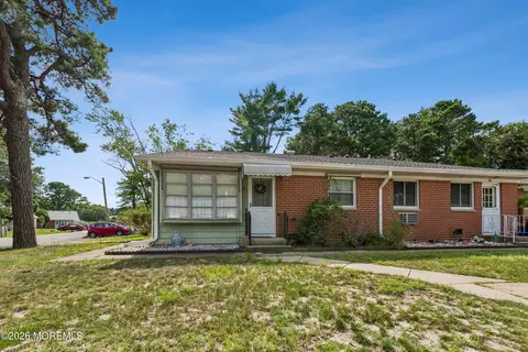 10 Bennington Dr #A, Manchester, NJ 08759