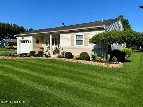 40 Stanford Dr, Toms River, NJ 08757