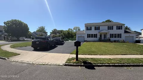 8 Bonnie Dr, Middletown, NJ 07748