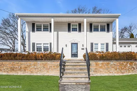 4 Meadowbrook Dr, Howell, NJ 07731