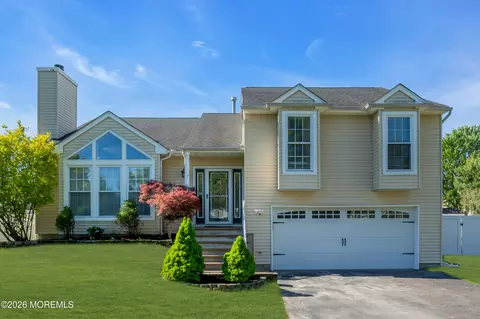 7 Lindner Ln, Howell, NJ 07731