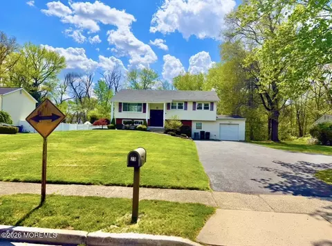 29 Greenleaf Dr, Manalapan, NJ 07726