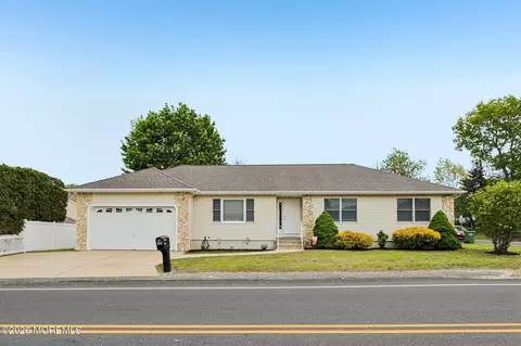 92 Birch St, Beachwood, NJ 08722