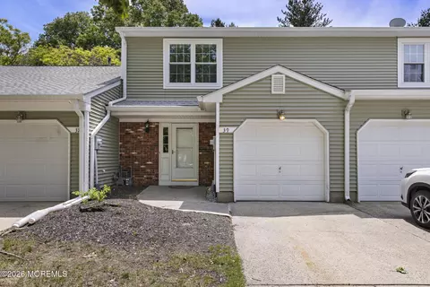 39 Oak Ln, Eatontown, NJ 07724
