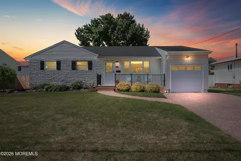 29 Surrey Dr, Hamilton Square, NJ 08690