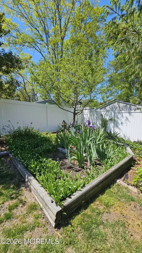 Exterior - 32 Aldgate Dr, Brick, NJ 08724 photo 7 of 10