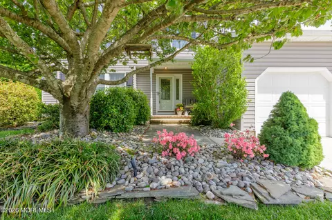 6 Davids Ln, Howell, NJ 07731