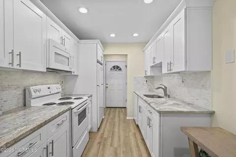 144 Cross Slope Ct #B, Manalapan, NJ 07726