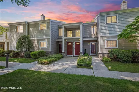 13 Elizabeth Ct, Tinton Falls, NJ 07724