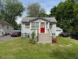 18 Station St, Manalapan, NJ 07726