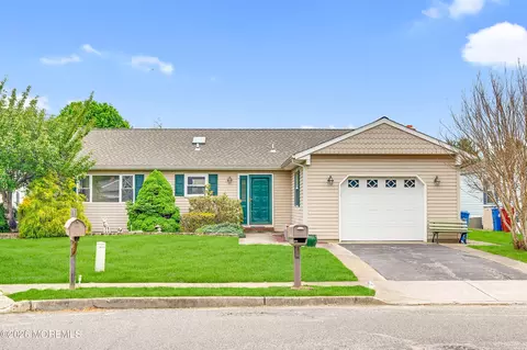 27 Tropicana Ct, Toms River, NJ 08757
