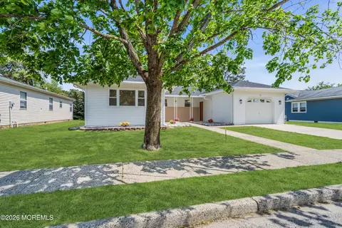 11 Tampa Ln, Toms River, NJ 08757