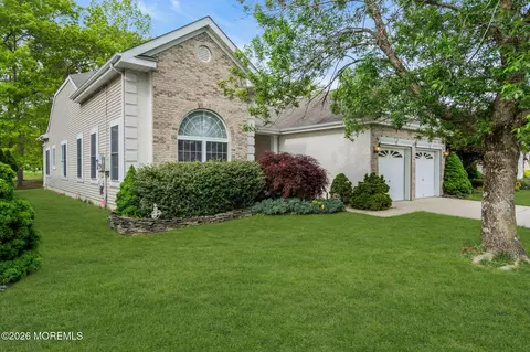 33 Pine Valley Rd, Jackson, NJ 08527