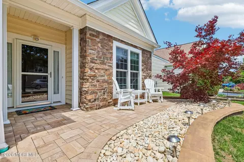 5 Montrose Ln, Manchester, NJ 08759