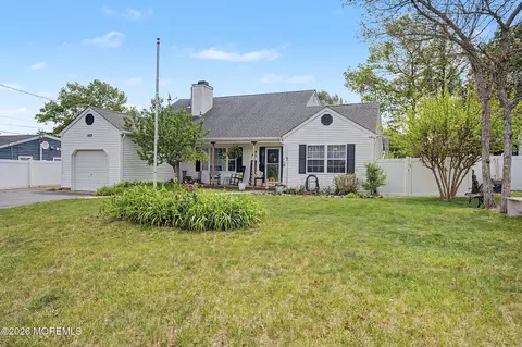 125 Gangway Ln, Manahawkin, NJ 08050