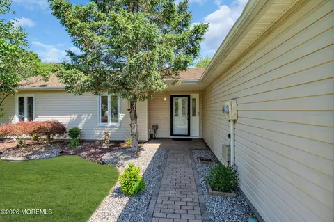 14 Monterey Ln, Manalapan, NJ 07726