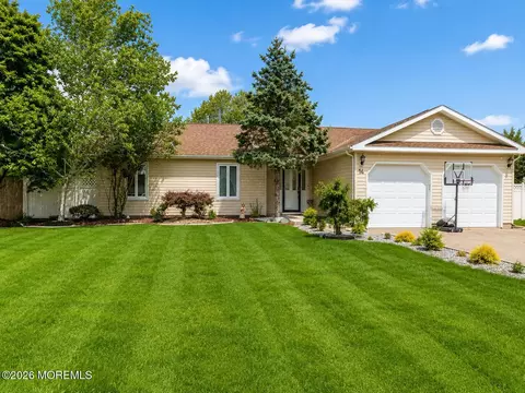 14 Monterey Ln, Manalapan, NJ 07726