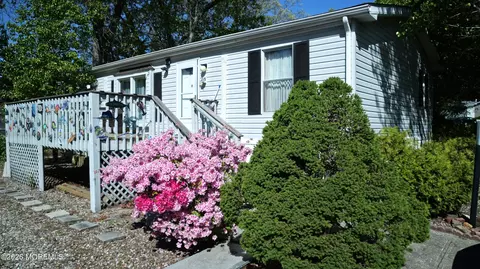 15 Oak Tree Ln, Manahawkin, NJ 08050