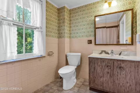 Bath - 43 Devonshire Ct, Middletown, NJ 07748 photo 2 of 3