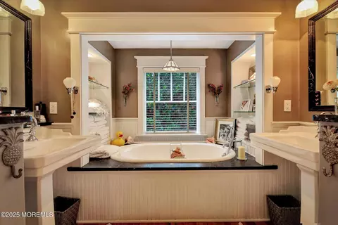 Bath - 651 Oceanview Rd, Brielle, NJ 08730 photo 2 of 6