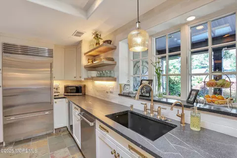 Kitchen - 651 Oceanview Rd, Brielle, NJ 08730 photo 4 of 6