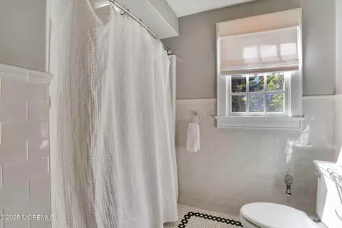 Bath - 651 Oceanview Rd, Brielle, NJ 08730 photo 5 of 6