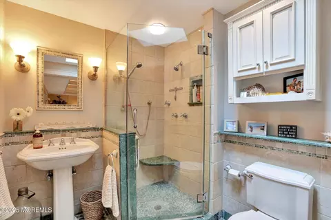 Bath - 651 Oceanview Rd, Brielle, NJ 08730 photo 1 of 6