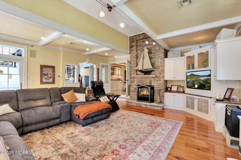 Living - 651 Oceanview Rd, Brielle, NJ 08730 photo 3 of 4