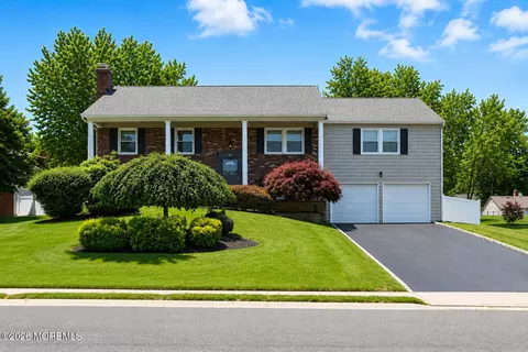 19 Prescott Dr, Marlboro, NJ 07746