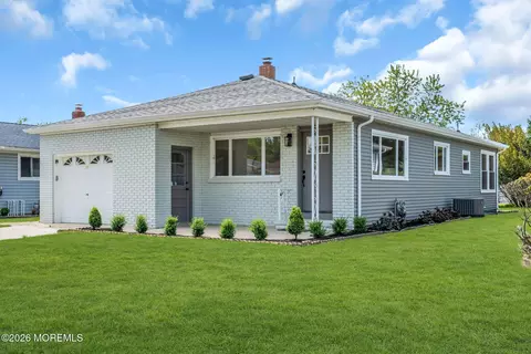 19 Georgetown Dr, Toms River, NJ 08757