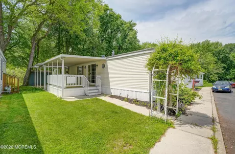 10 Sterling Ct, East Windsor, NJ 08520