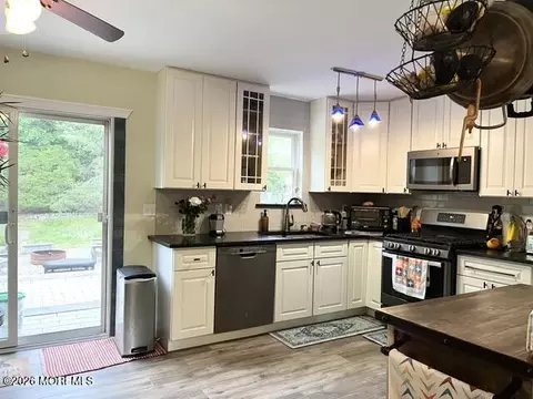 28 Westwood Dr, Bayville, NJ 08721