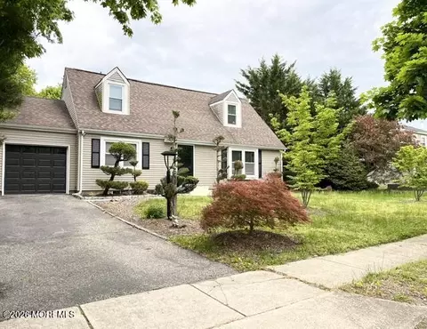 28 Westwood Dr, Bayville, NJ 08721