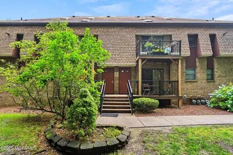 13 Ginger Ct, Eatontown, NJ 07724